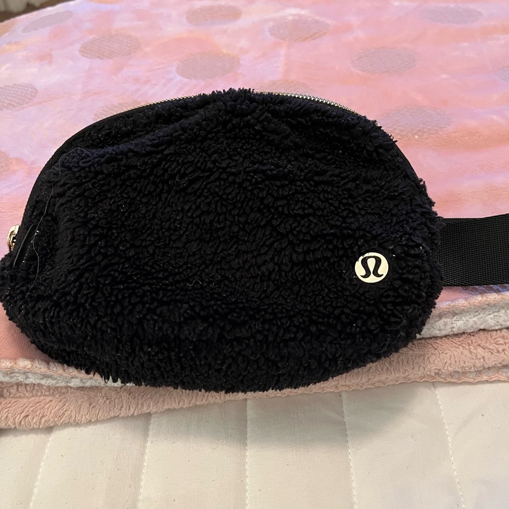 Lululemon Feeling Ready Pouch - Picture 1 of 5